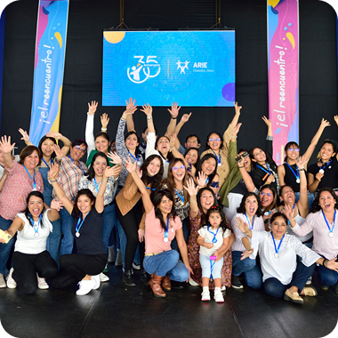 Equipo de ARIE celebrando los 35 años de la institución